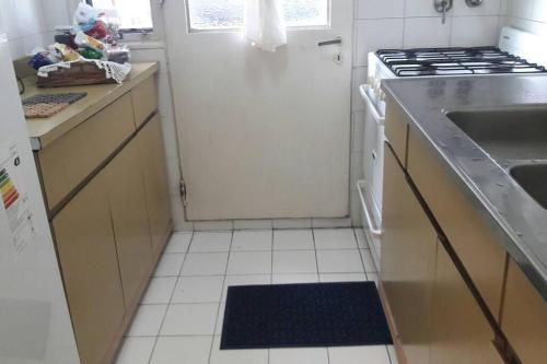 eine kleine Küche mit Spüle und Herd in der Unterkunft Av.Alvear/Patio Bullrich/Four Seasons Hotel area. in Buenos Aires