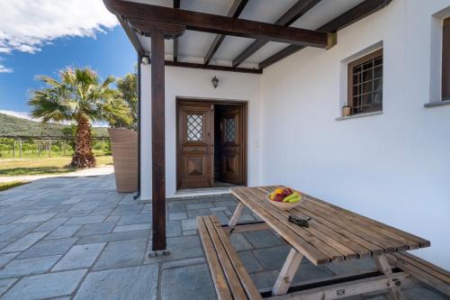Patio o area all'aperto di Iakovakis Seaside Exclusive Apartments