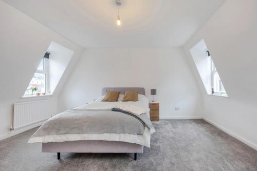 A bed or beds in a room at Luxury 3 Bedroom Apartment near Hyde Park