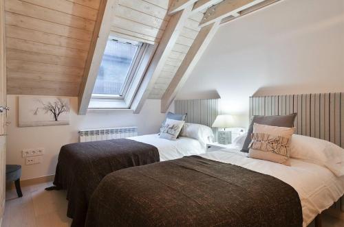 a bedroom with two beds in a room at Luderna - Casa Val de Ruda IV des Artiguetes in Baqueira-Beret