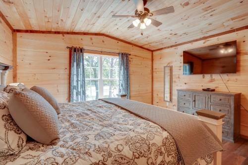 - une chambre avec un lit et un ventilateur de plafond dans l'établissement Lakeside Trenton Cabin on 7-Acre Property!, à Trenton