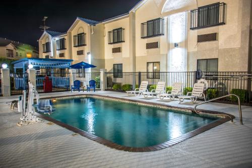 Kolam renang di atau dekat dengan Days Inn by Wyndham Troy