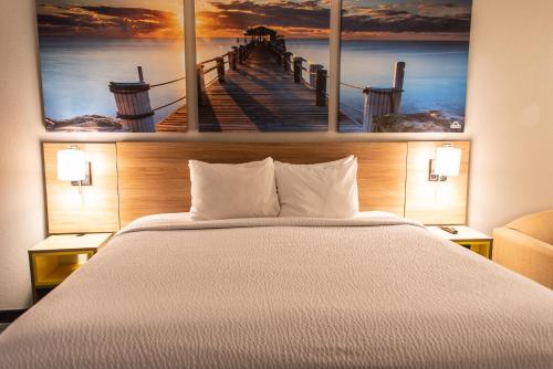 Katil atau katil-katil dalam bilik di Days Inn by Wyndham Troy