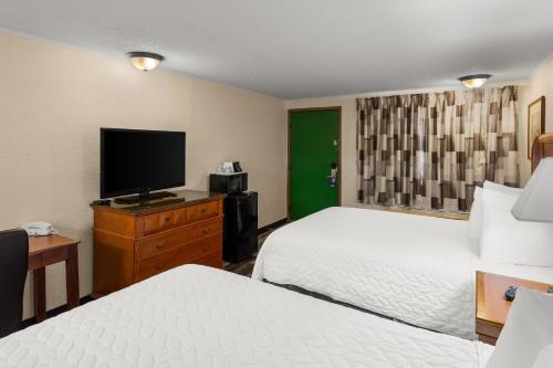 Cama o camas de una habitación en Knights Inn Ashland