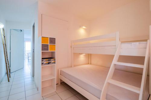 - une petite chambre avec des lits superposés et une échelle dans l'établissement Résidence le Hameau de Cap Esterel - maeva Home - Studio 4 Personnes - Sélection MAE-0574, à Saint-Raphaël