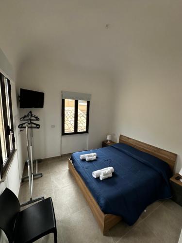 1 dormitorio con 1 cama con 2 toallas en Casa Ginestra di Palazzo Biondi, en Giarre