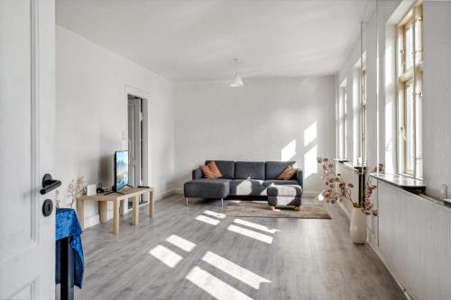 - un salon avec un canapé et une télévision dans l'établissement Town House in Fuglebjerg, à Fuglebjerg