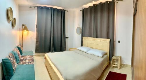 niewielka sypialnia z łóżkiem i oknem w obiekcie Ocean Surf House w mieście Tamraght Ouzdar