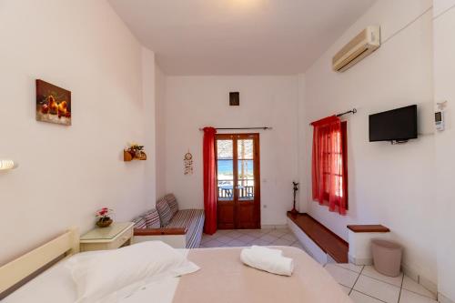 Gallery image of Froudi Rooms in Kamarai