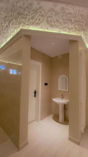 baño con lavabo y techo en فندق منيف بن طالب en Khamis Mushayt