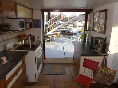 Kuchyň nebo kuchyňský kout v ubytování Houseboat near Orly