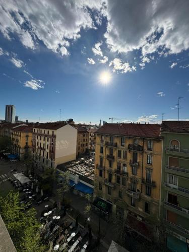 Trilocale con due balconi a Isola Porta Nuova