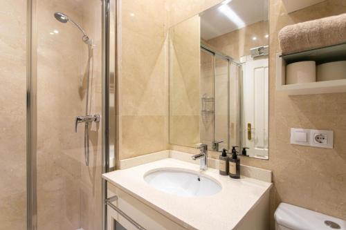 een badkamer met een wastafel en een douche bij Apartamento de La Gandara in Llanes