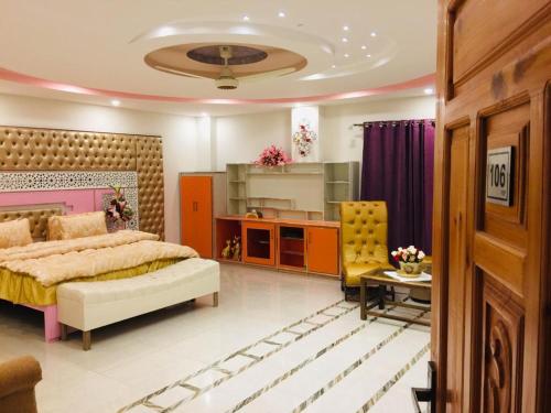 um quarto com uma cama grande e uma cozinha em Ahsania Hotel & Restaurant em Bālākot