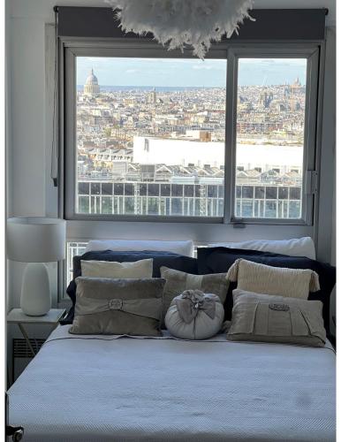 une chambre avec un lit avec vue sur une ville dans l'établissement Chic 2 Rooms Paris13 with view, à Paris