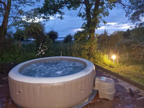 a jacuzzi tub in a yard at night at Villa del Monte di Cocco in Massarosa