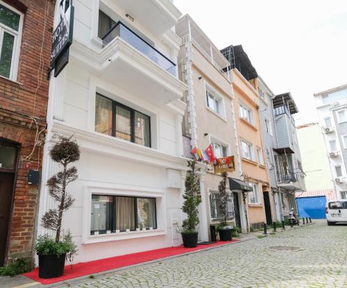 un edificio blanco en una calle con macetas en Loren Hotel&Suites, en Estambul