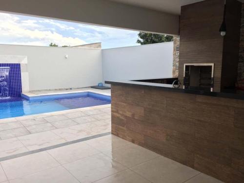 a kitchen and a swimming pool in a house at RECANTO DA LU in Maringá