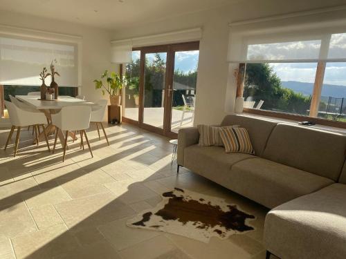 sala de estar con sofá y mesa en Maison de Ma-Vi, en La-Roche-en-Ardenne