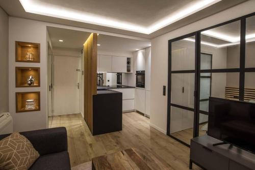 Appartement contemporain, balcon avec aperçu mer