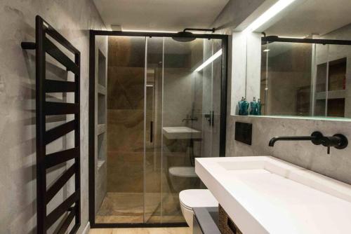 une salle de bain avec une douche, un lavabo et des toilettes dans l'établissement Appartement contemporain, balcon avec aperçu mer, à Sainte-Maxime