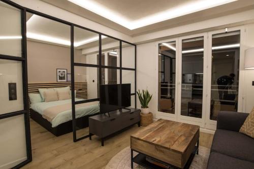 une chambre avec un lit, un canapé et une table dans l'établissement Appartement contemporain, balcon avec aperçu mer, à Sainte-Maxime