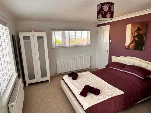 1 dormitorio con 1 cama con 2 corbatas de lazo en Sheringham, Norfolk - Seaside Retreat - 15 min walk to beach, en Sheringham