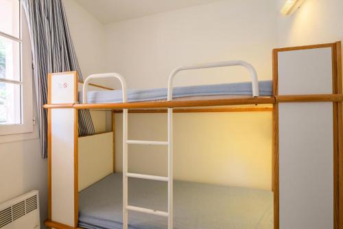 une chambre avec deux lits superposés dans l'établissement Résidence le Hameau de Cap Esterel - maeva Home - Appartement 2 pièces 7 personnes - Sélection MAE-7954, à Saint-Raphaël