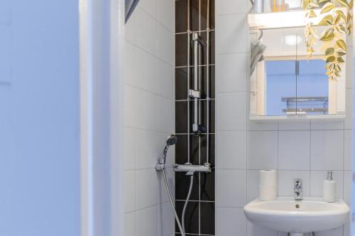 Ένα μπάνιο στο Nordstay - Stylish Central Studio self check-in