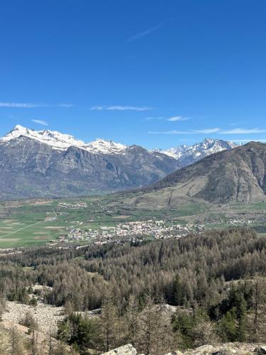 a view of a valley with snow capped mountains at Appartement 4 couchages avec terrasse et local à vélos in Ancelle