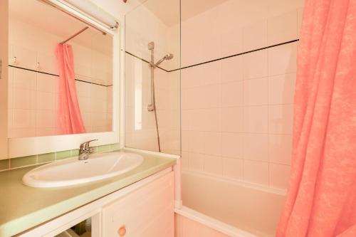 une salle de bain avec un lavabo et une douche dans l'établissement Résidence Le Montana - maeva Home - 2 pièces 6 Personnes - Sélection MAE-9723, à La Mongie