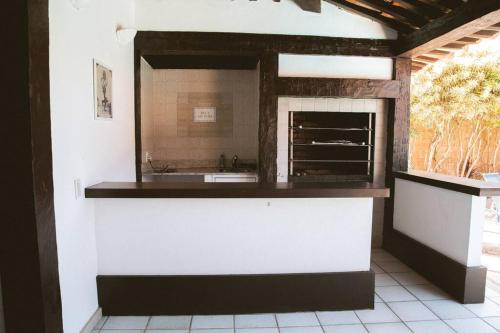 kuchnia ze zlewem i blatem w obiekcie Most Gorgeous Home in Buzios VILLA ATLANTIS w mieście Armacao dos Buzios