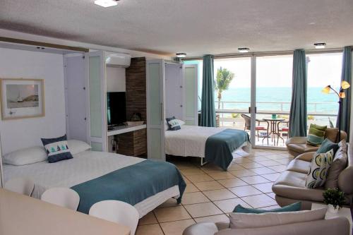 ein Hotelzimmer mit 2 Betten und einem Balkon in der Unterkunft Sea for Yourself in Fajardo