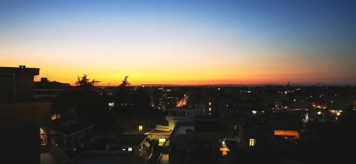 - une vue sur la ville au coucher du soleil dans l'établissement Penthouse loft with view, à Rome