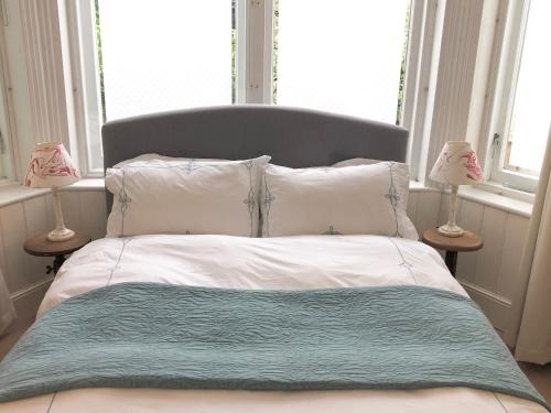 מיטה או מיטות בחדר ב-East Finchley N2 apartment close to Muswell Hill & Alexandra Palace with free parking on-site