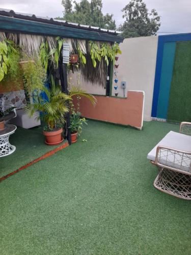 eine Terrasse mit grünem Kunstrasen und Pflanzen in der Unterkunft Nido de Amor in Pantoja