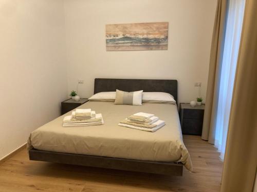 una camera da letto con un letto e asciugamani di Casa Teresa a Germignaga