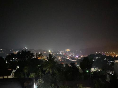 Nespecifikovaný výhled na destinaci Kandy nebo výhled na město při pohledu z penzionu