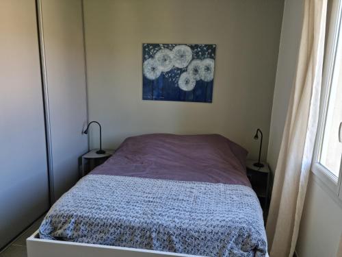 une chambre avec un lit et un tableau au mur dans l'établissement Villa vacances en famille, à Saze