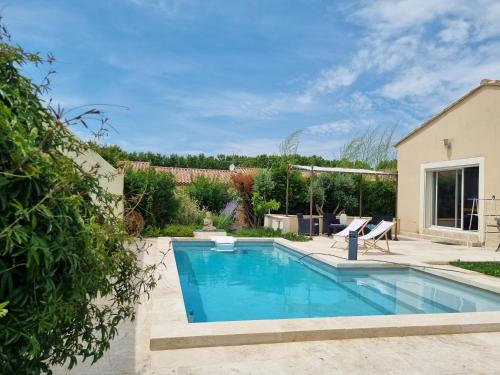 une piscine dans une cour avec une maison dans l'établissement Villa vacances en famille, à Saze