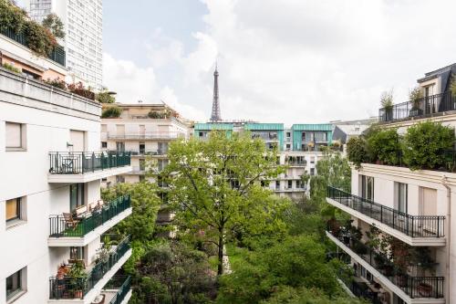 - une vue sur une ville avec des bâtiments et un arbre dans l'établissement Appartement du Théâtre - Welkeys, à Paris