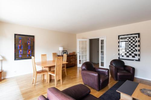 un salon avec un canapé et une table dans l'établissement Appartement du Théâtre - Welkeys, à Paris