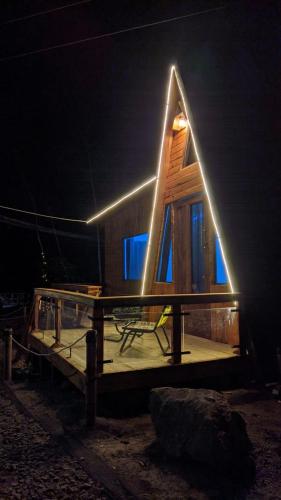 Cabaña de madera con ventana iluminada por la noche en Penginapan segitiga en Bandung
