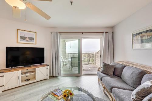 Μια τηλεόραση ή/και κέντρο ψυχαγωγίας στο Oak Island Beachfront Condo with Community Pool