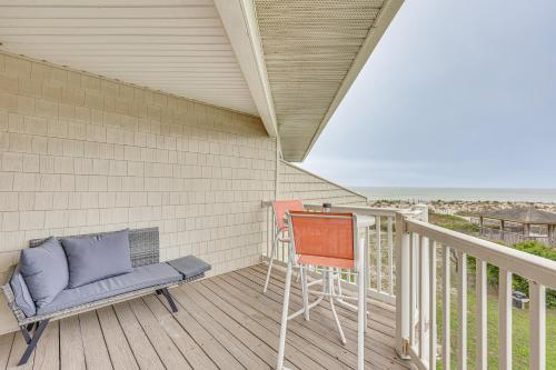 Μπαλκόνι ή βεράντα στο Oak Island Beachfront Condo with Community Pool