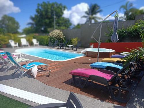 Bazén v ubytování Appartement spacieux à Sainte-Anne avec piscine partagée. nebo v jeho okolí