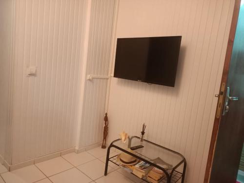 TV a/nebo společenská místnost v ubytování Appartement spacieux à Sainte-Anne avec piscine partagée.