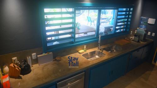 um balcão de cozinha com dois lavatórios e uma janela em Casa Beira Mar-Praia Pontal de Maceio-Fortin-7 Suites e Piscina Privativa-084 em Fortim