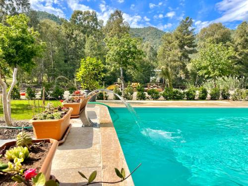 una piscina con una fuente de agua en Marmaris Hisarönü'nde Özel Havuzlu Lüks Villa, en Marmaris