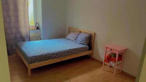- une petite chambre avec un lit et une table dans l'établissement Apartamento Acogedor en el centro de Basilea, à Bâle